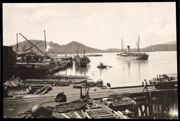 Móló és hajó a panamai Balboa kikötőjében, a csatorna csendes-óceáni bejáratánál, 1912 vagy 1913 (ezüstzselatinos nyomat)